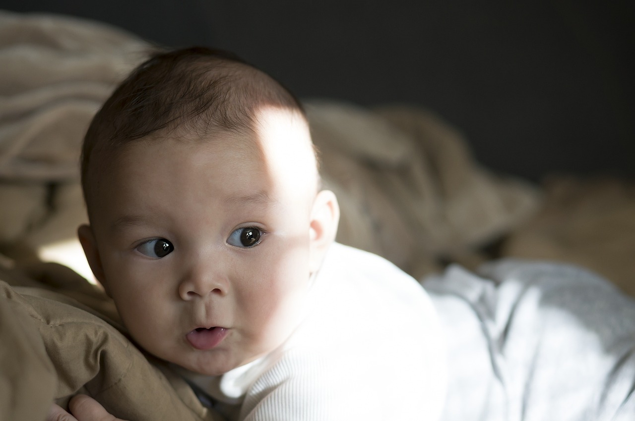 怎么让孕妈供卵生的宝宝在肚子里动（怎么才能让孕妈供卵生的宝宝在肚子里转过来）