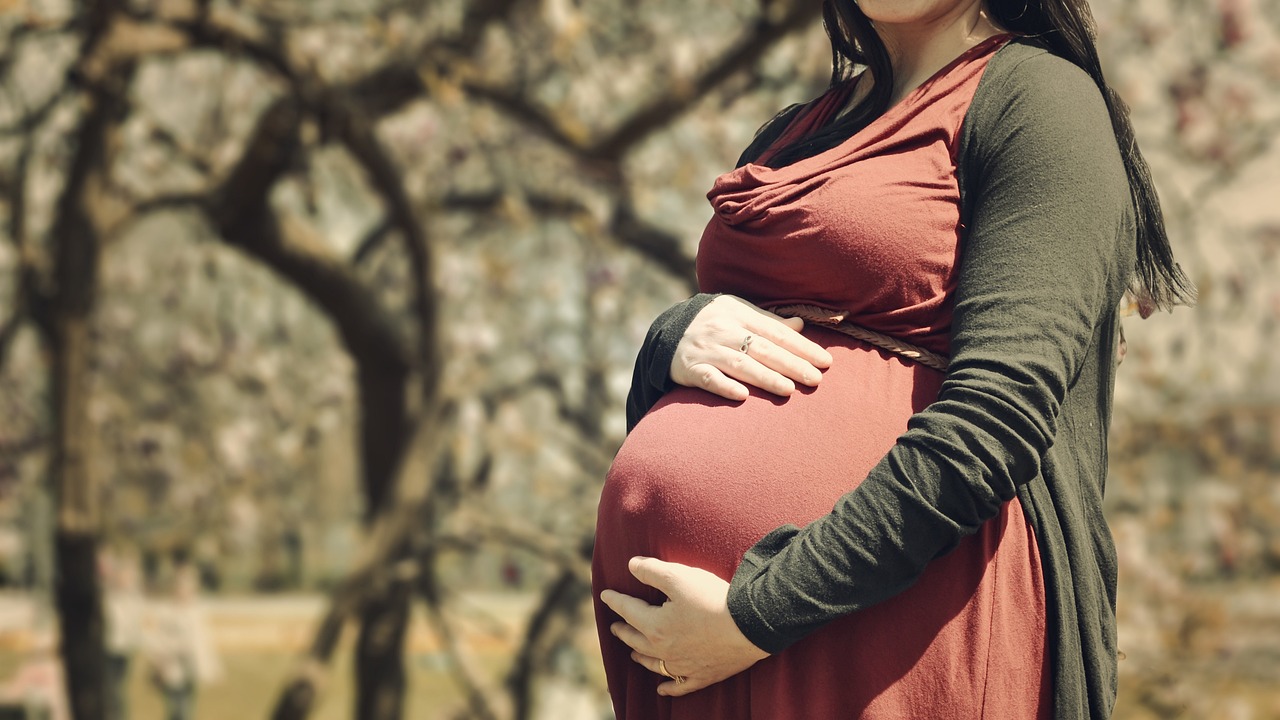 孕妈供卵生的宝宝肚子不舒服发烧（孕妇发烧了怎么办）